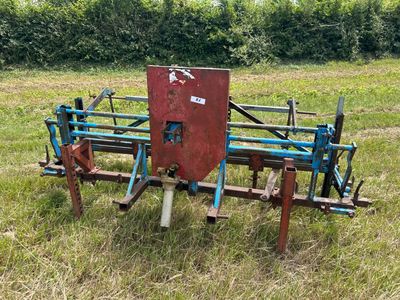 un tracteur qui est garé dans l'herbe, dans le champ