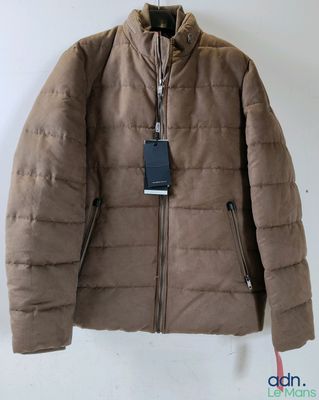 La veste est accrochée au mur, avec une étiquette attachée dessus.