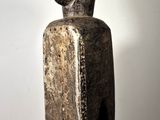 statue d'un homme sur un socle, avec un fond blanc