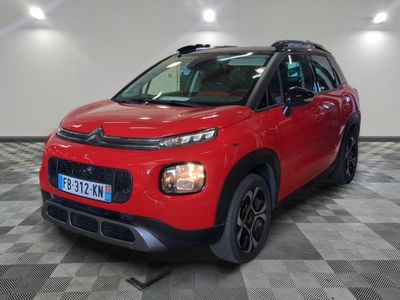 la citrole rouge est garee sur un sol en damier