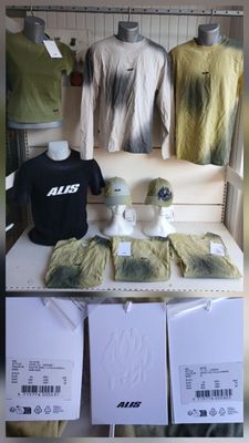 un présentoir de vêtements sur une étagère dans un magasin