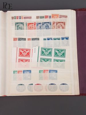 un livre ouvert avec des timbres, posé sur une table