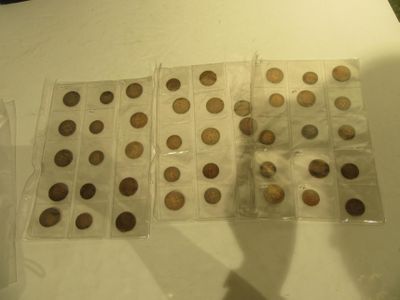 une personne tenant une paire de ciseaux à côté d'un tas de pièces de monnaie