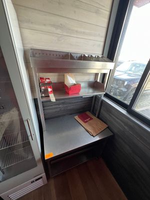 une petite cuisine équipée d'un réfrigérateur et d'un plan de travail