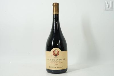 une bouteille de vin posée sur une table