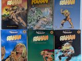 cinq albums d'une série de bandes dessinées sont posés sur une table