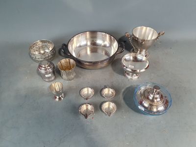 beaucoup d'objets en argent qui se trouvent sur la table