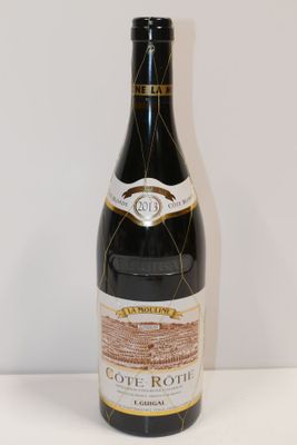 une bouteille de vin posée sur une table