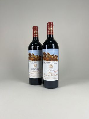 deux bouteilles de vin rouge posées l'une à côté de l'autre sur une table