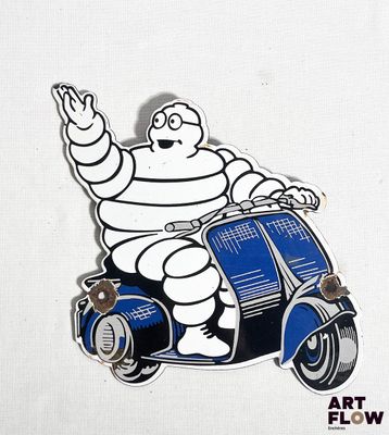 un autocollant représentant un personnage de dessin animé sur un scooter