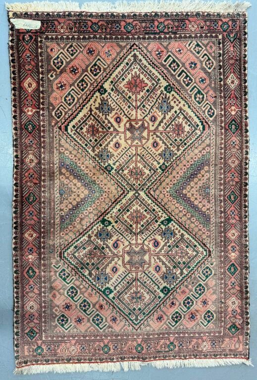 Tapis d'orient en laine. 183 x 124 cm