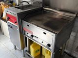 une cuisine équipée d'une cuisinière, d'un évier et d'autres appareils électroménagers