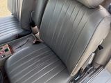 une photo d'un siège de voiture avec les sièges arrière rabattus