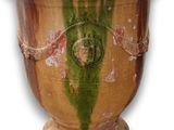 une image représentant un vase sur lequel est peint un visage