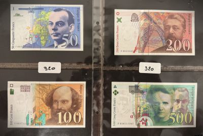 Quatre billets de banque différents sont exposés dans une vitrine.