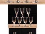 de nombreux verres à vin vides posés sur une étagère
