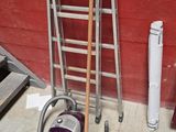 une photo montrant un aspirateur et une échelle dans un garage