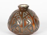 un petit vase marron orné d'un motif bleu