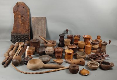 a lot of wooden objects that are on the table