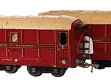 deux wagons rouges et dorés placés côte à côte