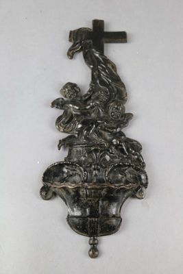 une image représentant une croix accrochée au mur à côté d'une statue d'oiseau