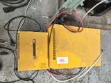 un boîtier jaune auquel sont reliés de nombreux fils