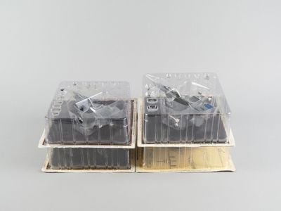 deux boîtes en plastique contenant divers objets