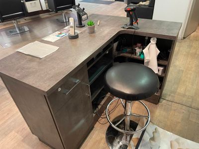 une photo d'une cuisine avec un plan de travail et un tabouret