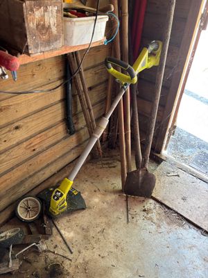 une pile d'outils posés sur le sol