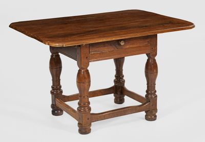 une vieille table en bois surmontée d'un tiroir