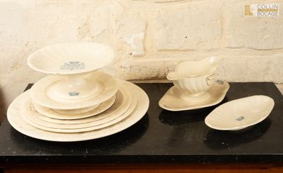 une table sur laquelle se trouvent plusieurs assiettes et bols