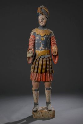 une image représentant la statue d'un homme vêtu d'une tenue rouge et bleue