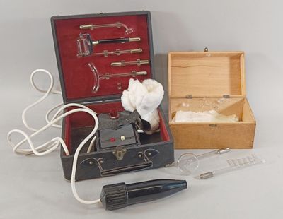 une petite boîte contenant des outils, posée sur une surface blanche