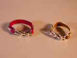 deux bracelets munis de chaînes, posés sur une table