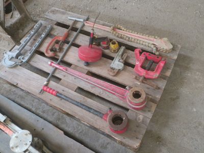 une palette en bois sur laquelle sont posés tout un tas d'outils
