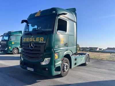 deux camions verts garés l'un à côté de l'autre sur un parking