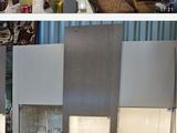 deux photos d'une pièce dans laquelle se trouvent de nombreux objets