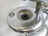 gros plan d'un objet métallique sur une surface blanche
