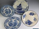 trois assiettes bleues et blanches ornées d'oiseaux et de bateaux