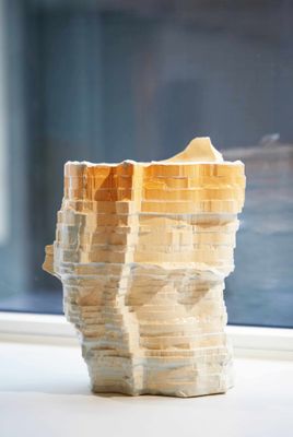 un vase blanc posé sur le rebord d'une fenêtre