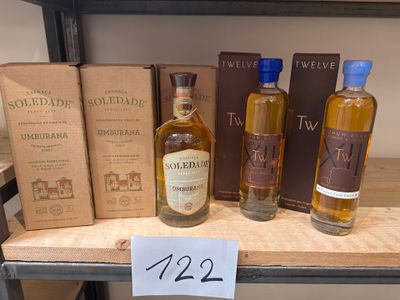 Plusieurs bouteilles d'alcool sont posées sur une étagère dans un magasin.