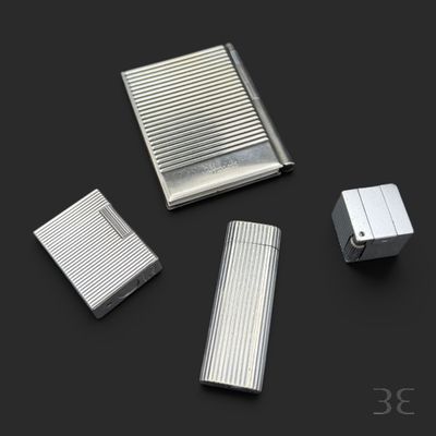 quatre types différents de briquets posés sur une surface noire