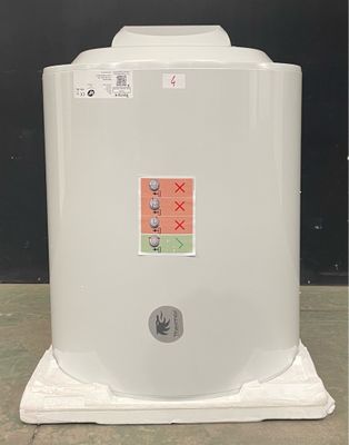 une photo d'un chauffe-eau blanc posé sur un support