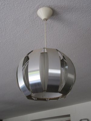 une lampe suspendue au plafond de la pièce