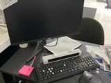 un bureau d'ordinateur équipé d'un clavier et d'un écran