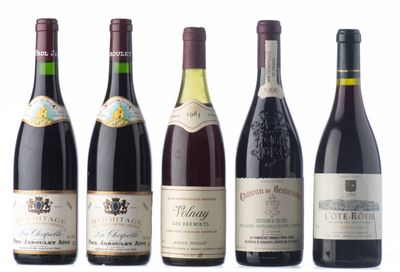 plusieurs bouteilles de vin sont alignées sur une surface blanche
