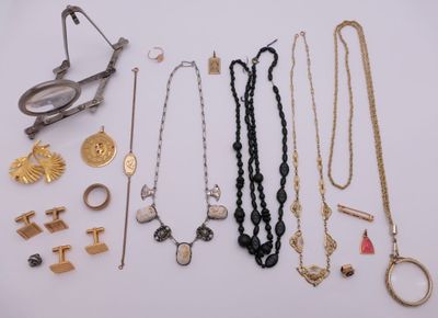 plusieurs types de colliers et de bagues posés sur un fond blanc