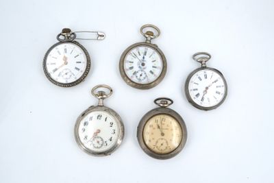 plusieurs types de montres de poche sont présentés sur une surface blanche