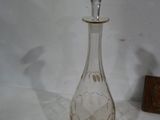 une bouteille en verre transparent avec un bouchon transparent posée sur une table