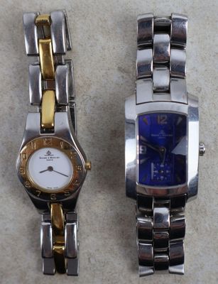 deux montres assises l'une à côté de l'autre sur une table